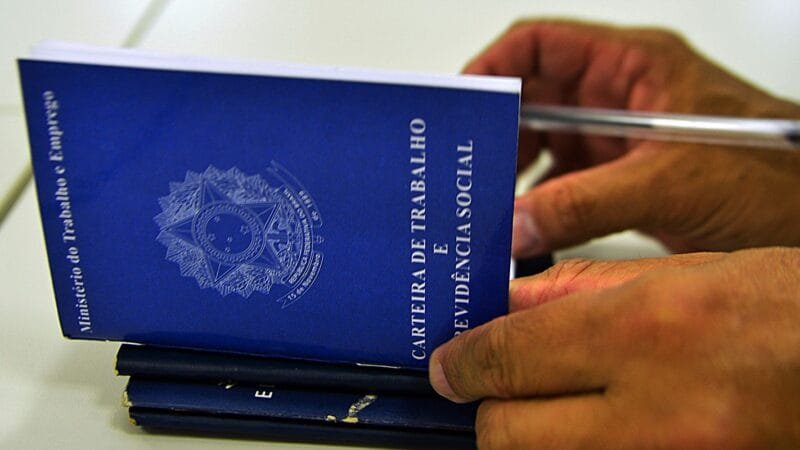 Emprego com Carteira Assinada Continua a Ser a Preferência dos Brasileiros, Revela Pesquisa