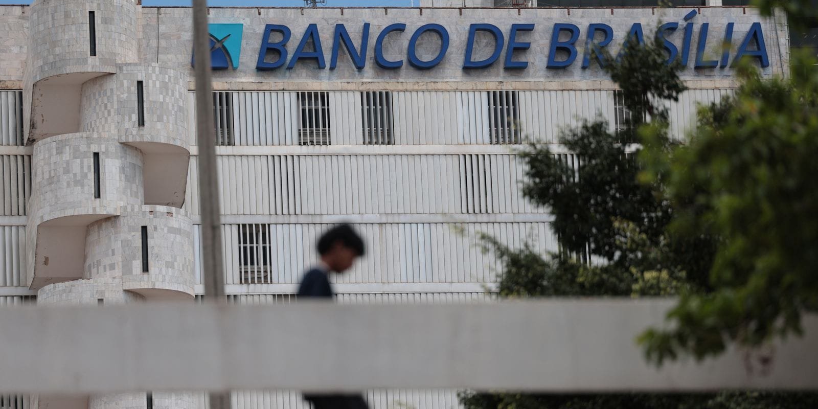 Crise no BRB: Funcionários e Clientes Apreciam Incertezas Após Operação Compliance Zero