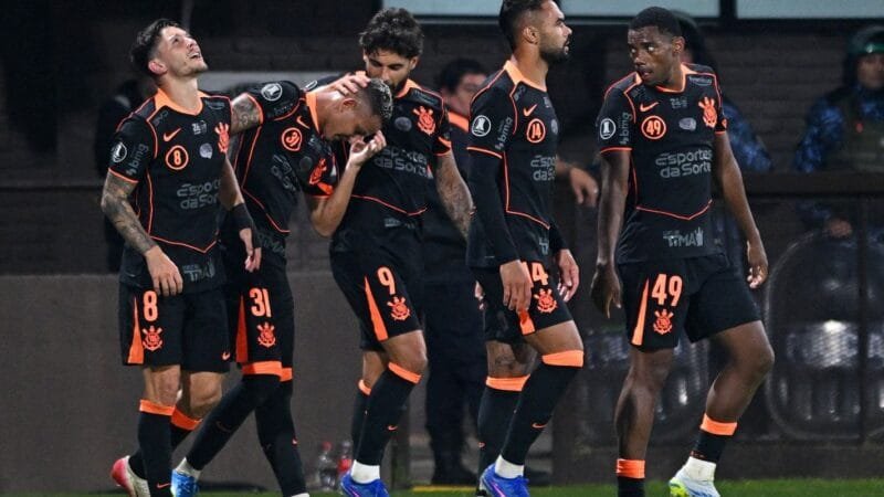 Corinthians conquista vitória na estreia de Diniz na Libertadores