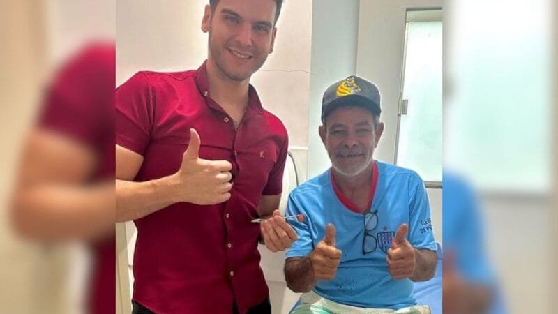 Médico recebe homenagem emocionante de pacientes após mudança de local de trabalho em Tocantins