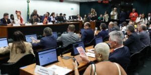 Críticas à PEC que Propõe Fim da Escala 6×1 Durante Votação na Câmara