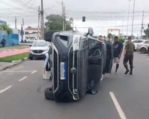 Mulher Tomba Veículo Após Colidir com Carro Estacionado no Centro