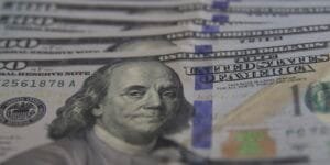 Dólar recua para R$ 5,03 devido a alívio geopolítico e dados inflacionários dos EUA