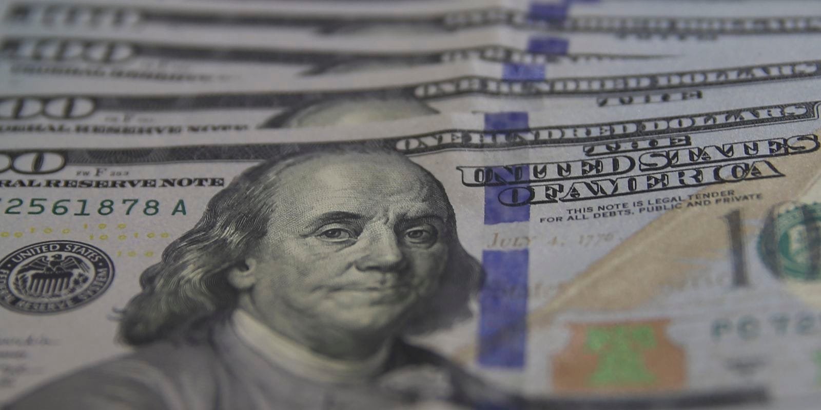 Dólar recua para R$ 5,03 devido a alívio geopolítico e dados inflacionários dos EUA