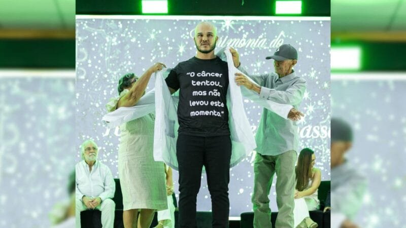 Cerimônia do Jaleco: Estudante de Medicina Celebra Superação Familiar em Meio ao Câncer