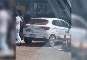 Carro Oficial da Prefeitura de Palmas Estaciona em Vaga para Idosos Durante Ação Educativa