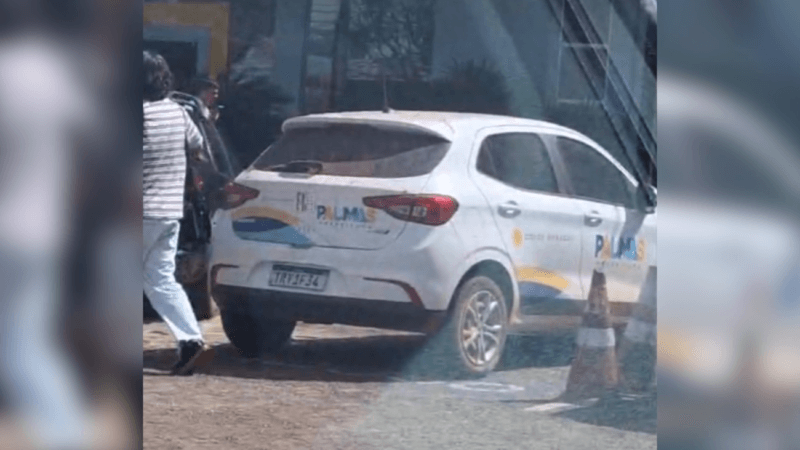 Carro Oficial da Prefeitura de Palmas Estaciona em Vaga para Idosos Durante Ação Educativa