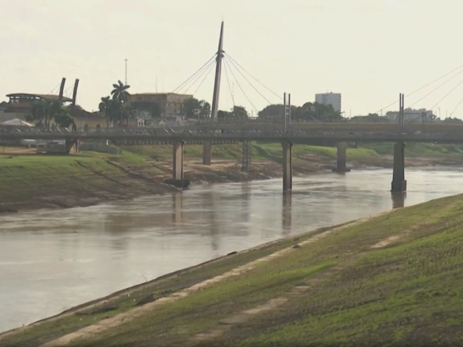 Queda do Nível do Rio Acre Gera Alerta para Possível Estiagem em Rio Branco