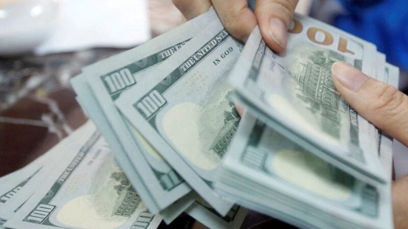 Dólar atinge R$ 5,20, o maior valor em três meses, enquanto bolsa enfrenta queda