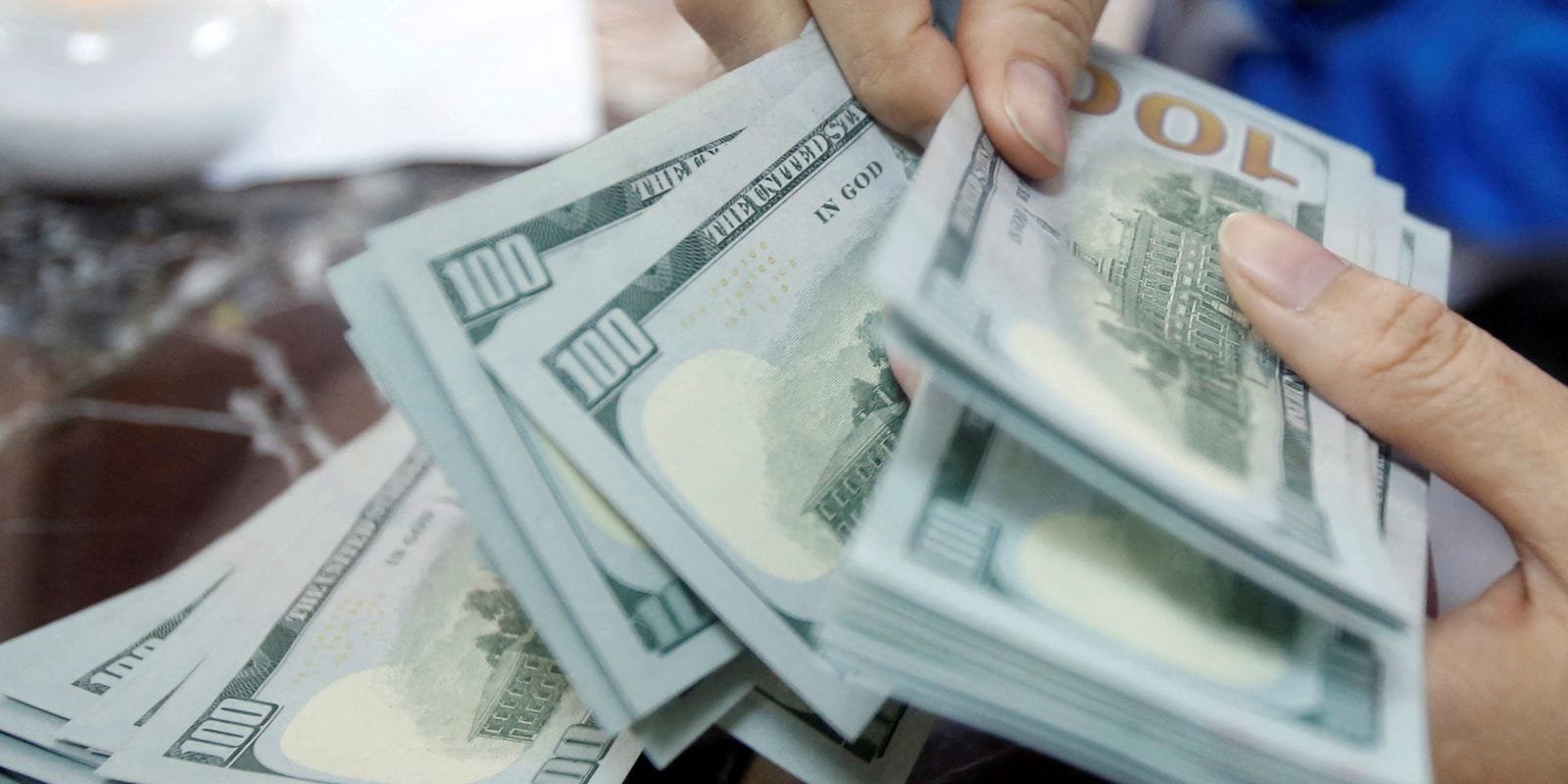 Dólar atinge R$ 5,20, o maior valor em três meses, enquanto bolsa enfrenta queda