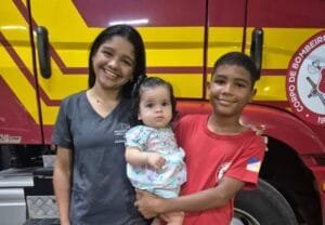Adolescente de 13 anos utiliza técnicas de primeiros socorros para salvar sobrinha em situação de emergência