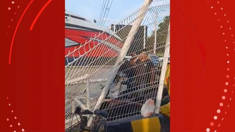 Lancha Descontrolada Invade Estacionamento de Supermercado em Macapá