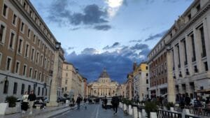 Diálogo em Roma: Papa Inicia Colaboração para Proteção de Menores e Combate ao Abuso Clerical