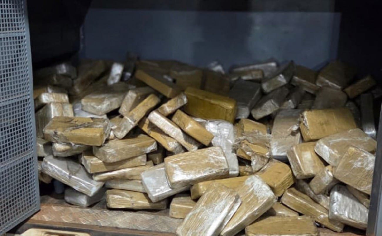 Caminhão é flagrado com 239 quilos de cocaína escondidos em pneus e estepe