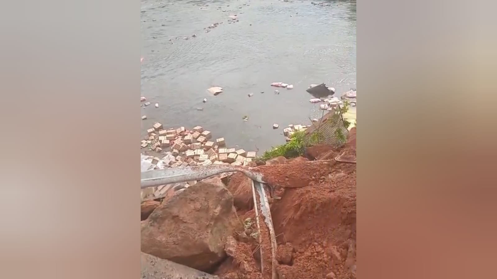 Caminhão Cai em Ponte Sobre o Rio Curuá-Una em Santarém, Pará