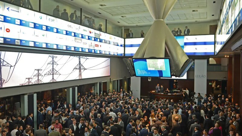 Ibovespa Atinge 174 Mil Pontos com Expectativas de Corte na Selic e Queda do Dólar