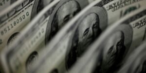 Mercados em Tensão: Dólar Sobe e Bolsa Brasileira Enfrenta Queda em Dia de Conflitos Globais