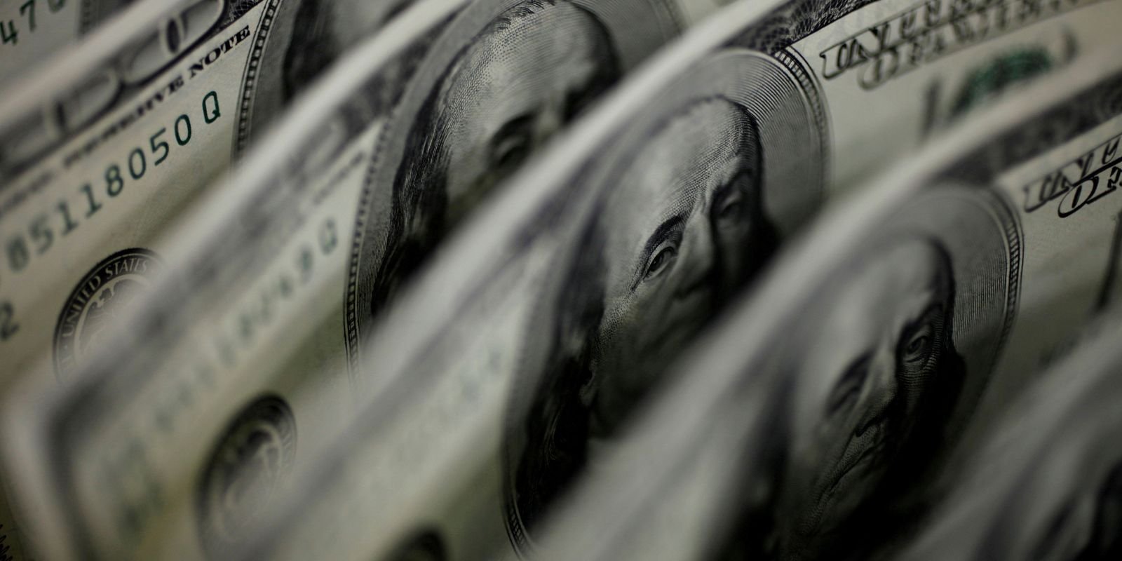 Mercados em Tensão: Dólar Sobe e Bolsa Brasileira Enfrenta Queda em Dia de Conflitos Globais