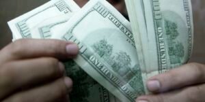 Dólar encerra julho com queda acumulada, enquanto Ibovespa registra alta significativa