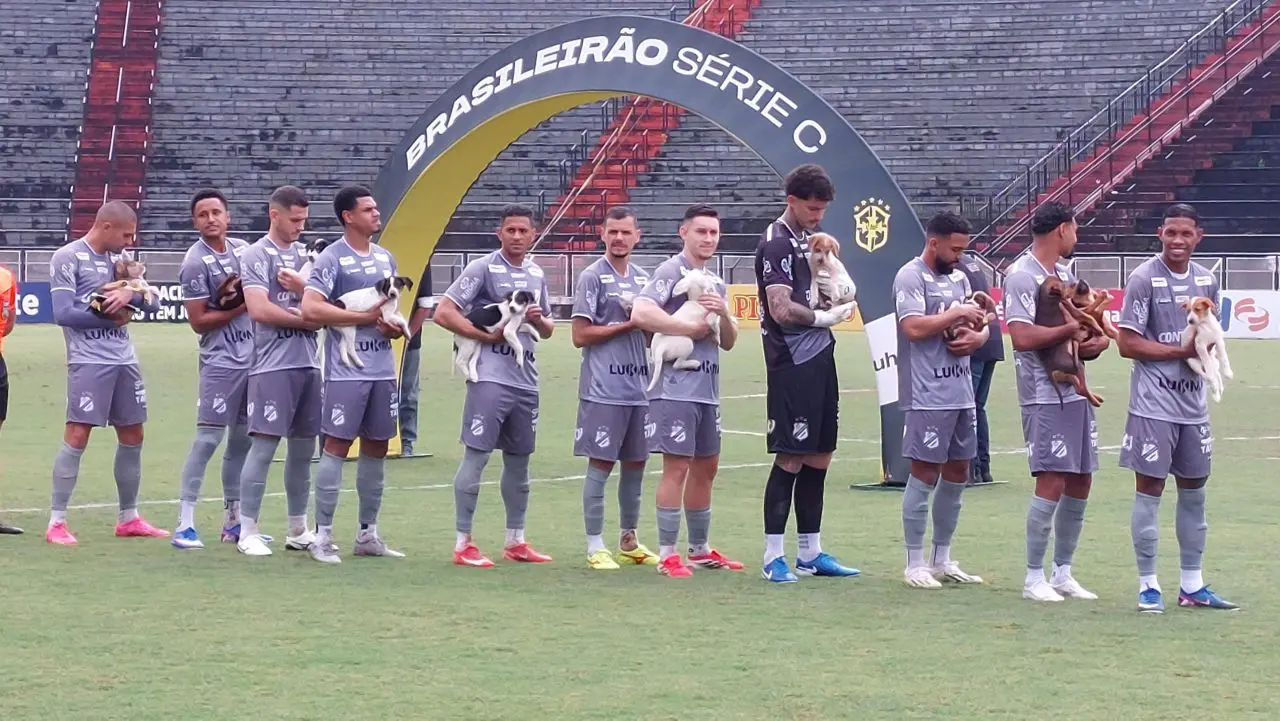 Inter de Limeira Lança Campanha de Adoção com Jogadores e Cães em Campo