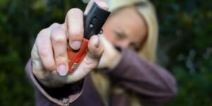 Spray de Pimenta: Medida Controversial para Segurança Feminina