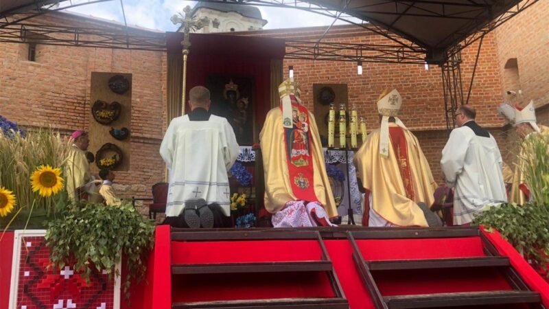 Oração pela Paz: Gallagher Celebra Missa em Berdychiv