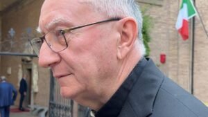 Cardeal Parolin Reflete sobre a Paz na Ucrânia e o Irã em Lançamento de Livro