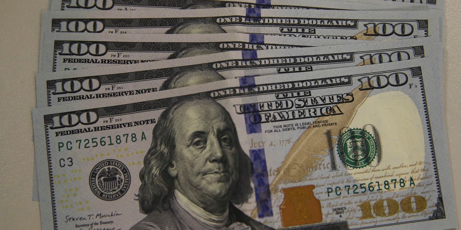 Dólar cai para R$ 5,08 enquanto bolsa enfrenta quarta queda consecutiva
