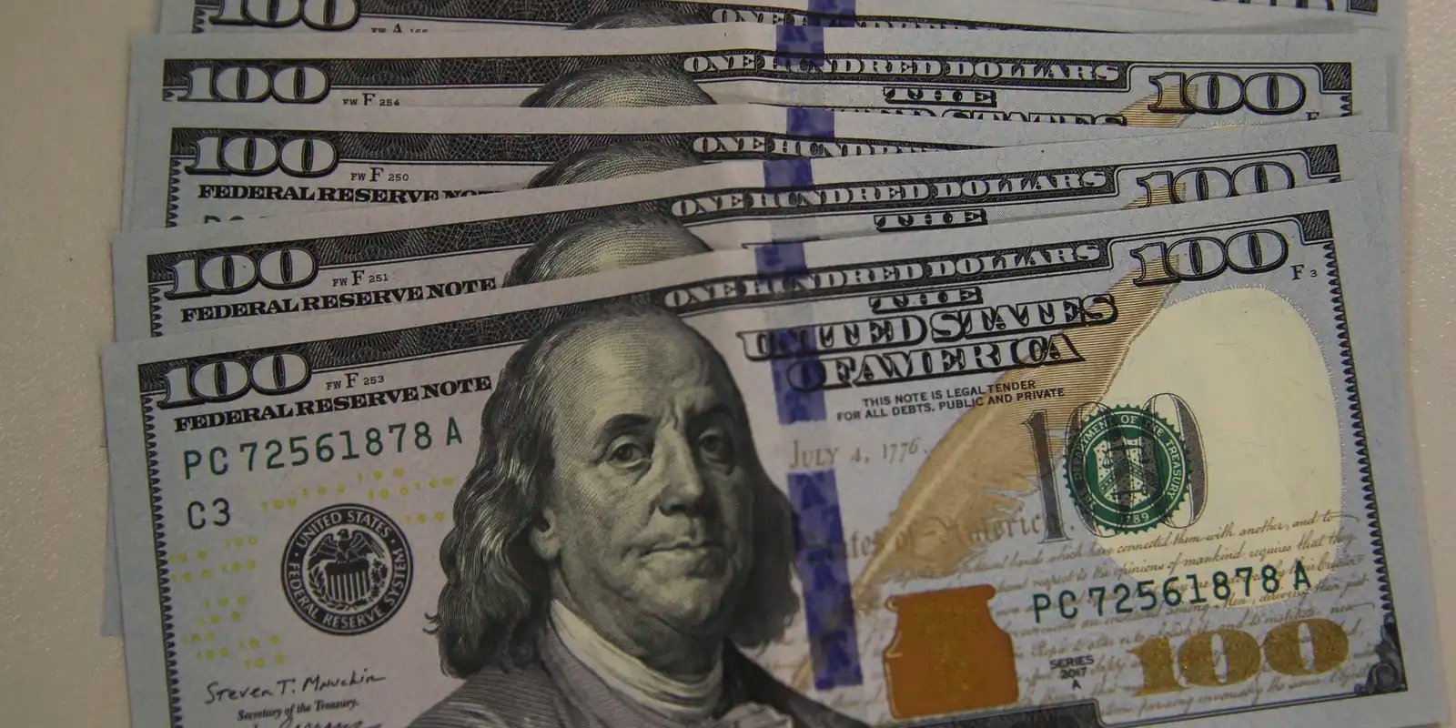 Dólar em Queda e Ibovespa em Retrocesso: Análise do Mercado Financeiro