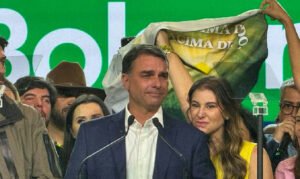 Flávio Bolsonaro tem candidatura à Presidência oficializada pelo PL em evento com Milei e IA
