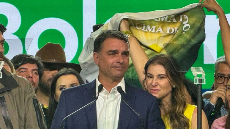 Flávio Bolsonaro tem candidatura à Presidência oficializada pelo PL em evento com Milei e IA