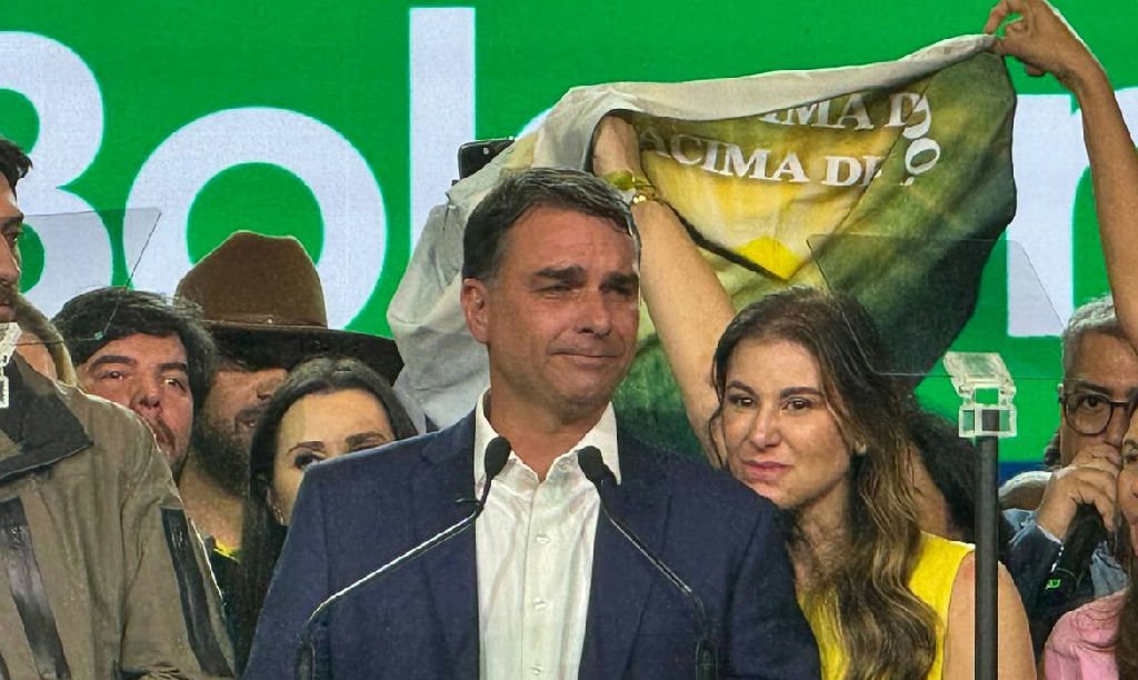 Flávio Bolsonaro tem candidatura à Presidência oficializada pelo PL em evento com Milei e IA