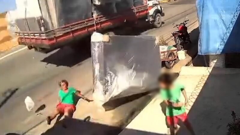 Colchão Desprendido de Caminhão Causa Acidente em Parintins