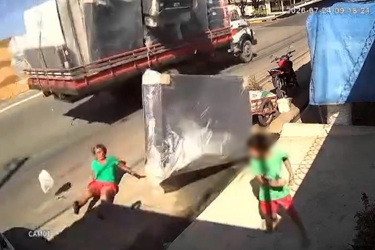 Colchão Desprendido de Caminhão Causa Acidente em Parintins