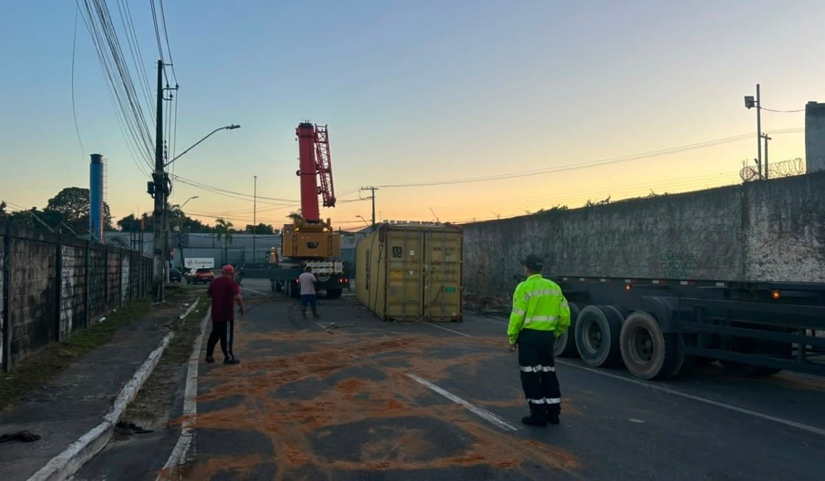 Interdição na Avenida das Torres em Manaus Após Acidente com Carreta