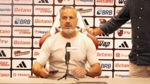 Flamengo Alerta para a Necessidade de Vendas Estratégicas no Mercado de Meio de Ano