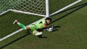 Goleiro Bono Brilha ao Defender Pênalti de Mbappé na Copa do Mundo 2026