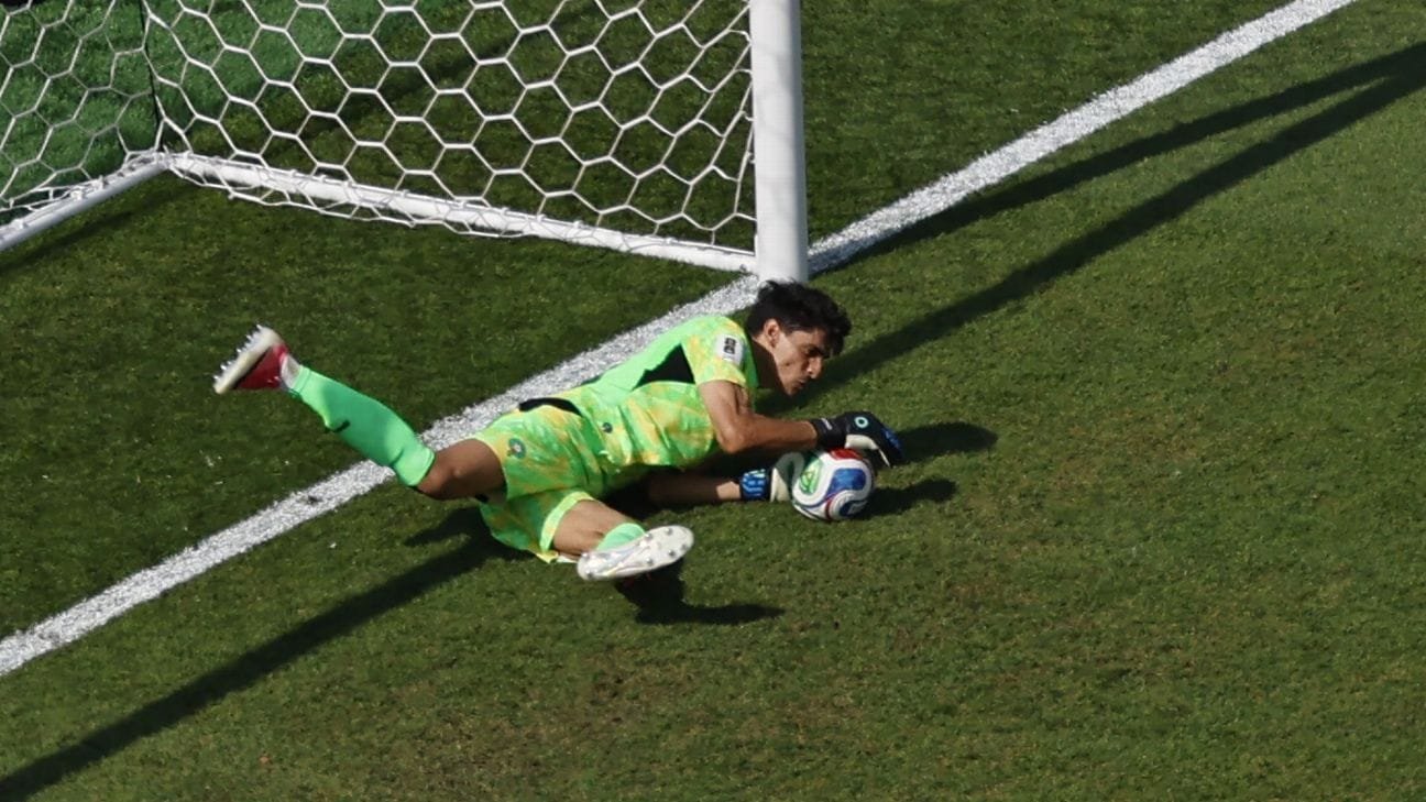 Goleiro Bono Brilha ao Defender Pênalti de Mbappé na Copa do Mundo 2026