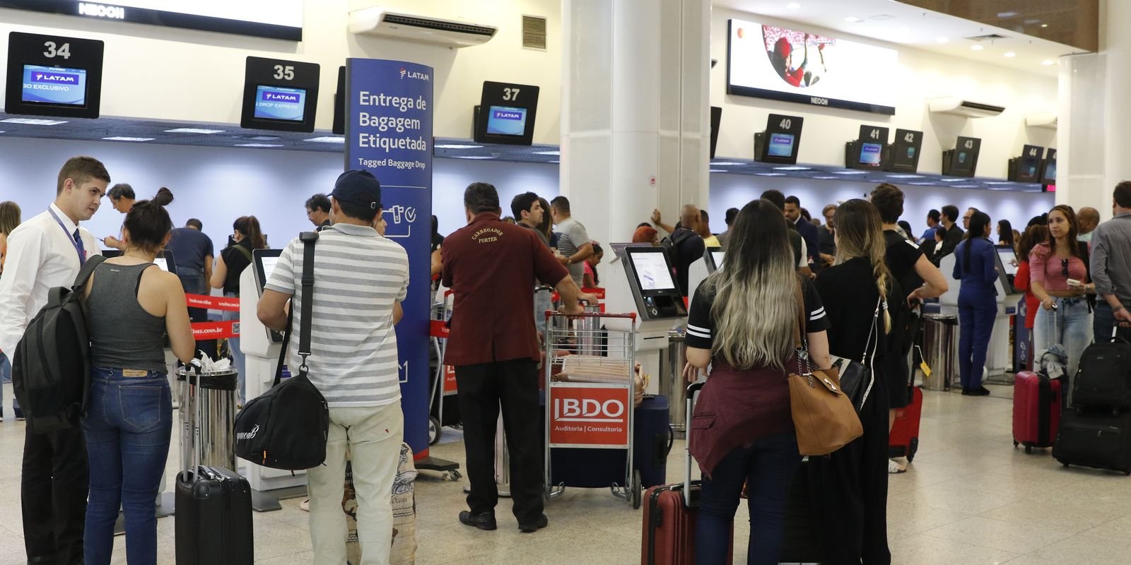 Queda de 0,4% no Setor de Serviços em Maio: Impactos e Perspectivas