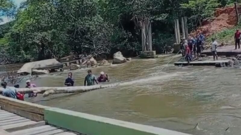 Moradores Indígenas Constrõem Ponte Provisória em Roraima após Desabamento