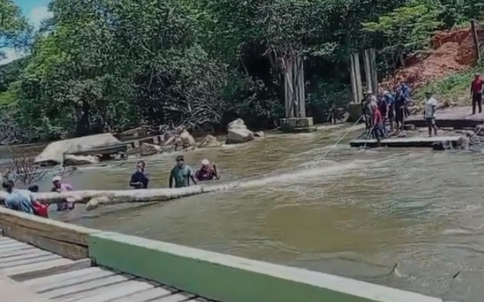 Moradores Indígenas Constrõem Ponte Provisória em Roraima após Desabamento