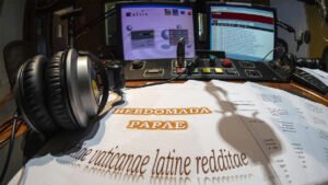 Rádio Vaticano mantém tradição com noticiário em latim sobre o Papa Francisco