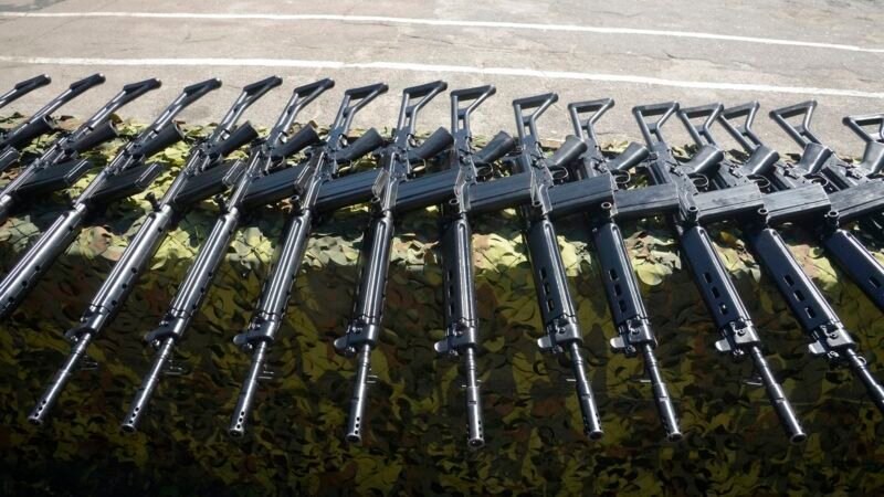 Rio de Janeiro determina recadastramento obrigatório de armas de uso restrito