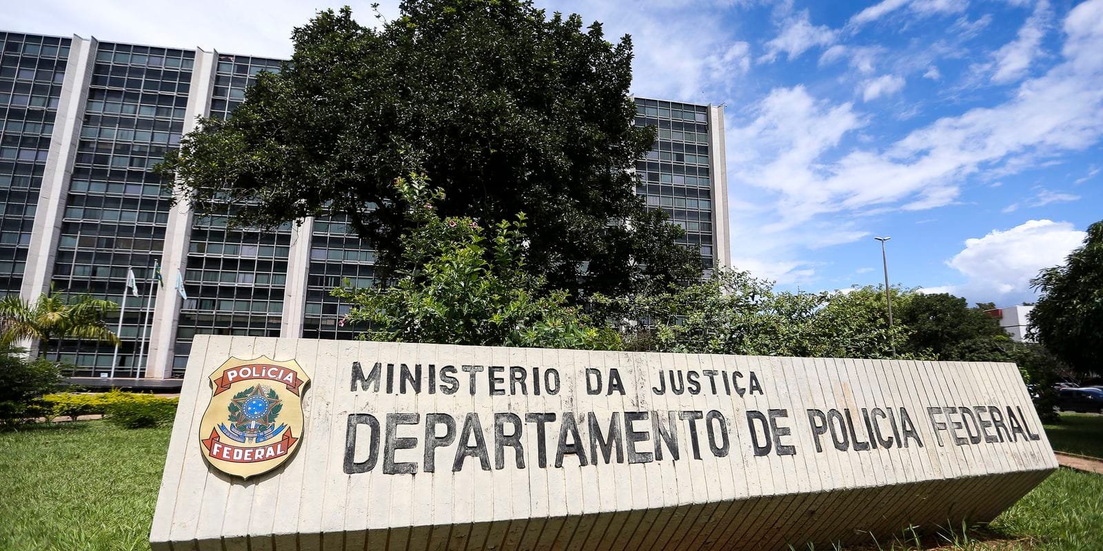 Polícia Federal Investiga Empresário por Intimidar Jornalistas no Caso Master