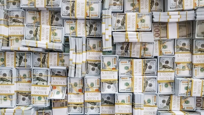 Dólar cai para R$ 5,14 impulsionado por alívio no mercado financeiro