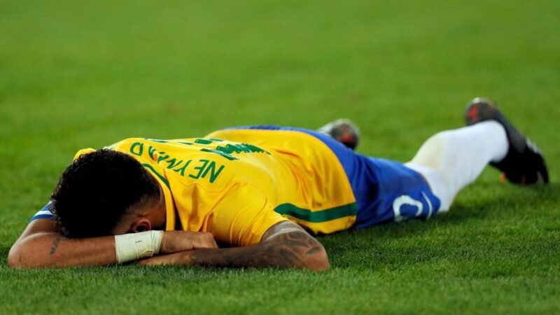 Brad Pitt faz piada com Neymar sobre simulações no futebol