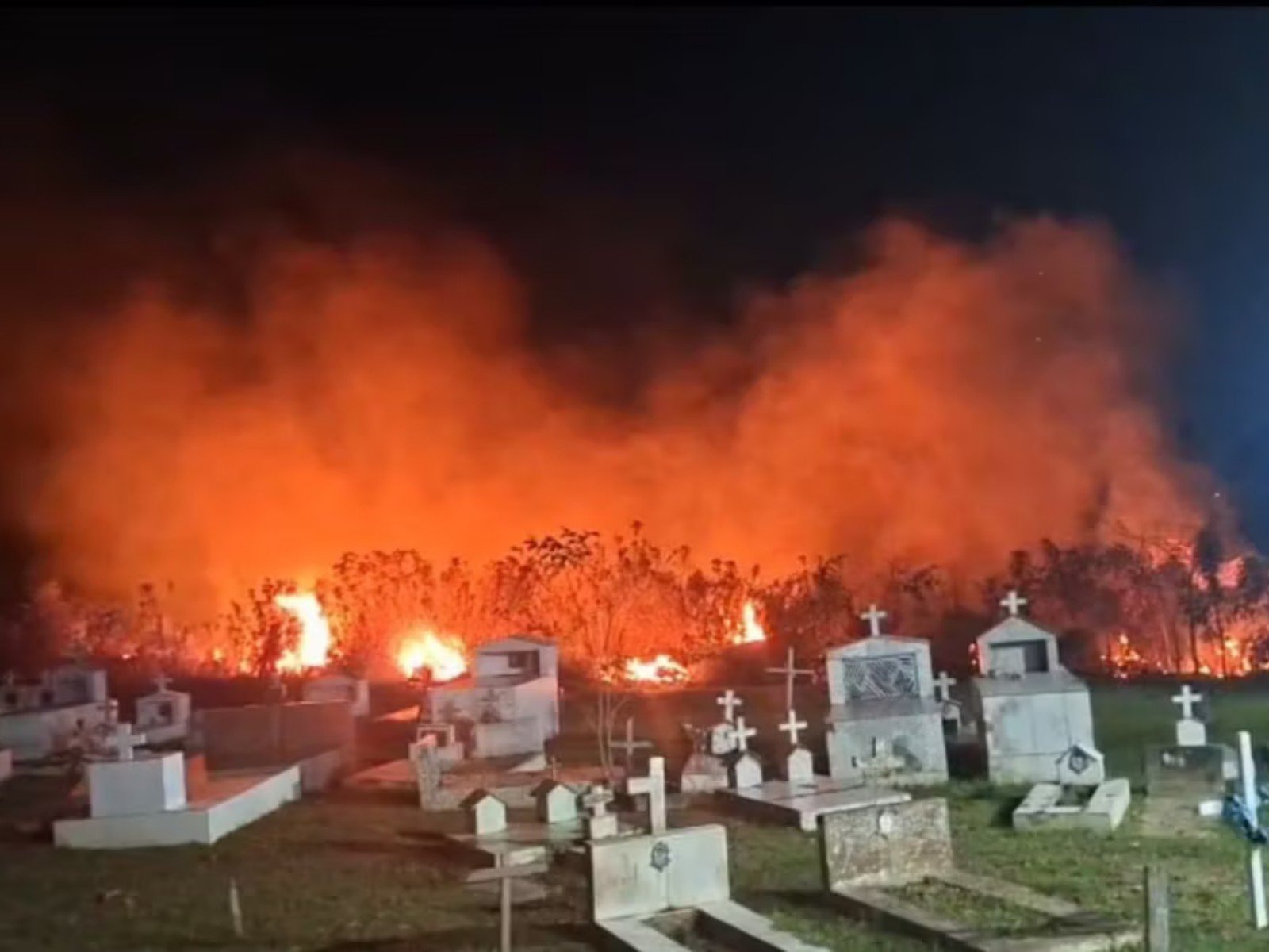 Incêndio em Área de Vegetação Assusta Moradores em Sena Madureira, Acre