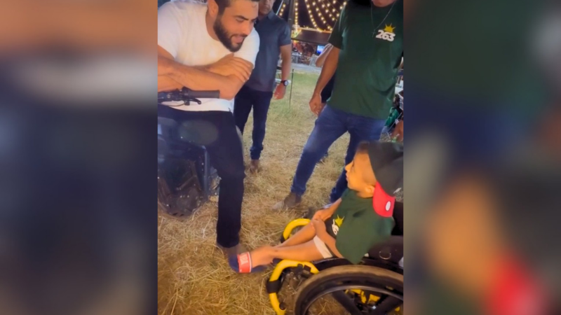 Henrique emociona ao cantar com fã mirim em evento especial