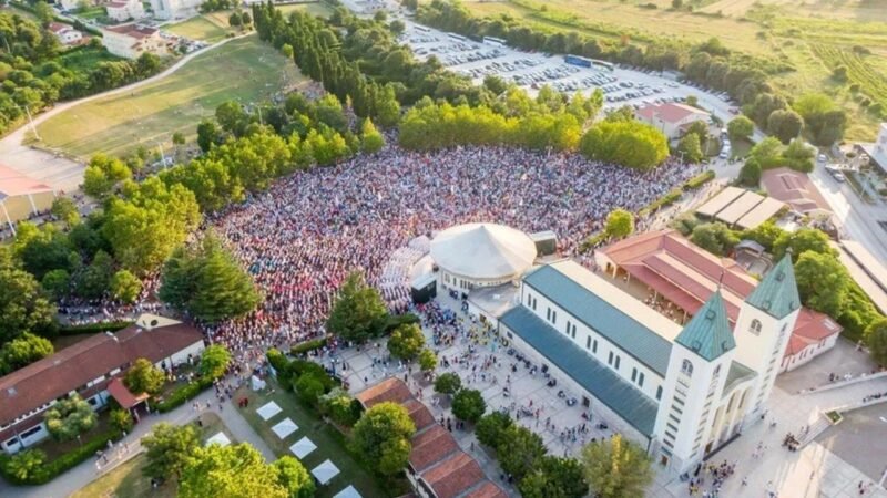 Papa Francisco Inspira Jovens em Medjugorje a Redescobrir a Beleza da Fé