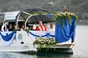 Papa Participa de Procissão Histórica no Lago Albano em Homenagem a Nossa Senhora do Lago